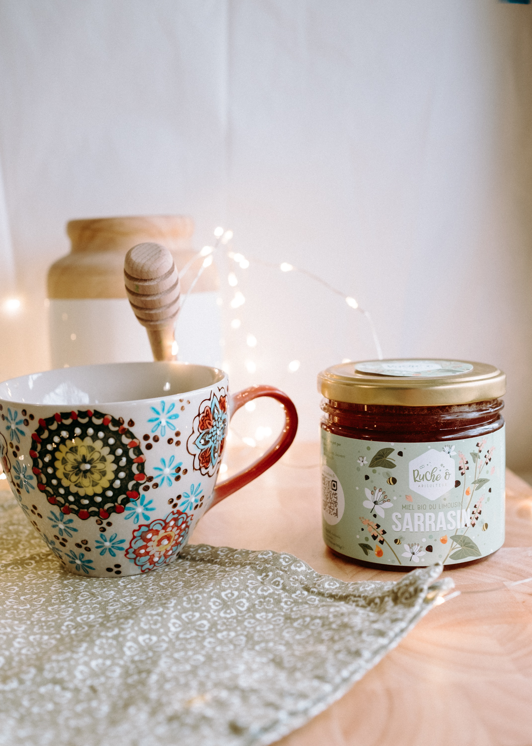 Mise en scène pot de miel et thé