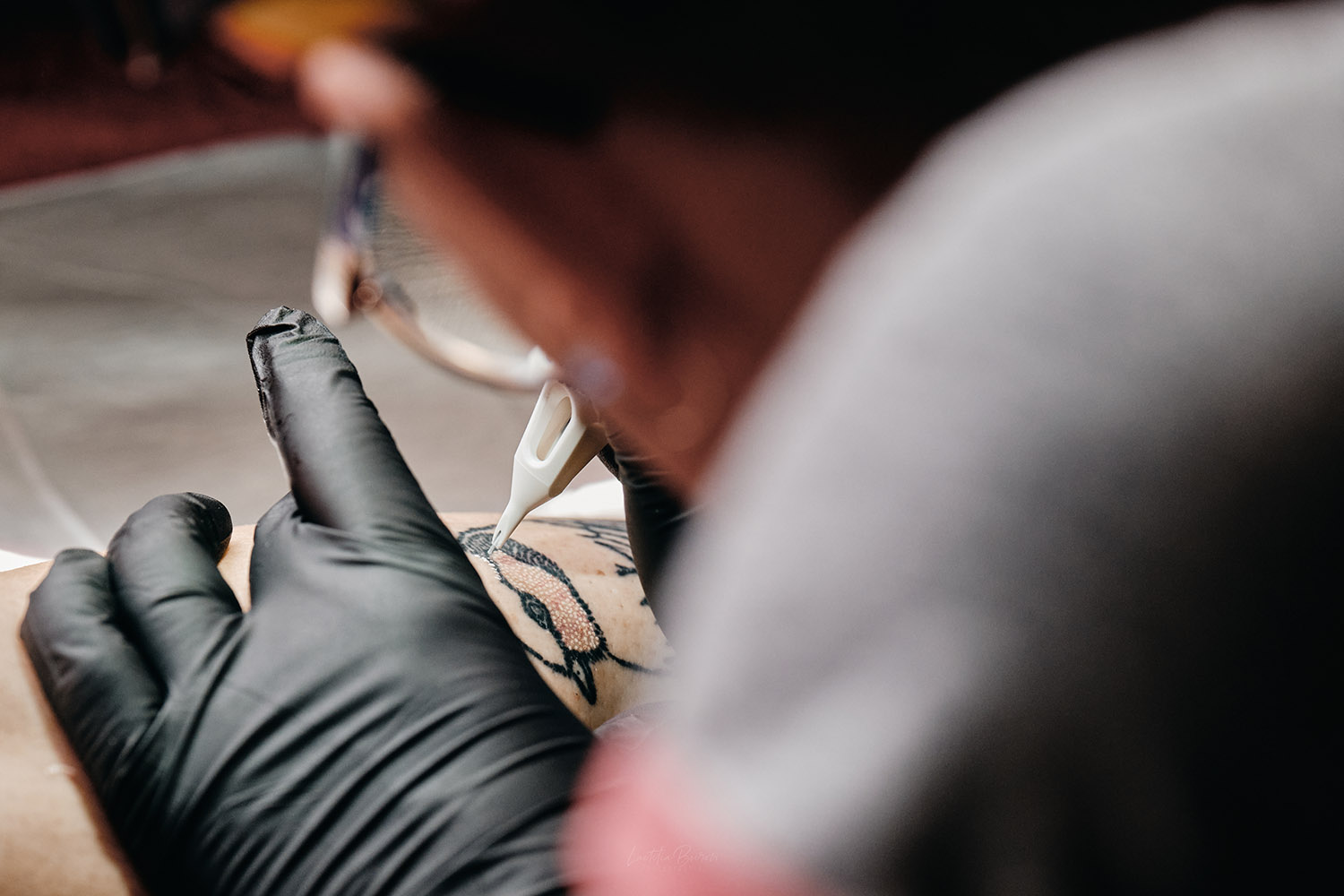 Birdiane Tattoo lors de la colorisation d’une messange