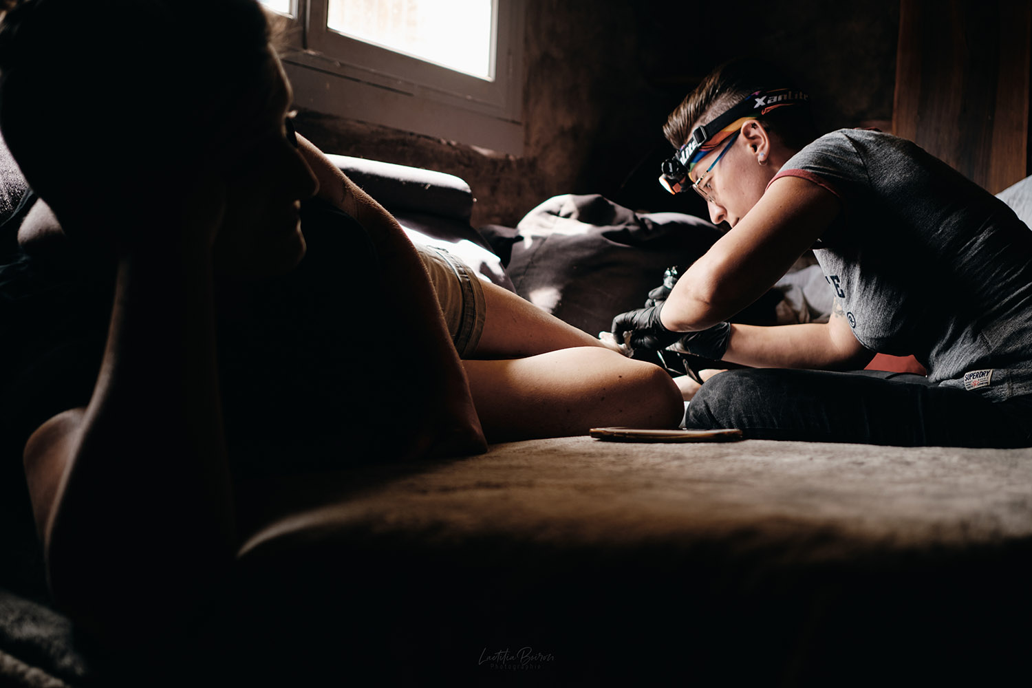 Birdiane Tattoo lors de la colorisation d’une messange
