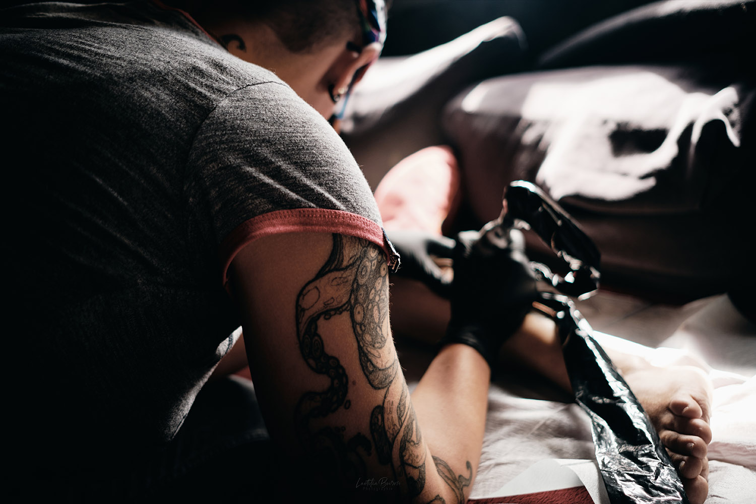 Birdiane Tattoo lors de la colorisation d’une messange