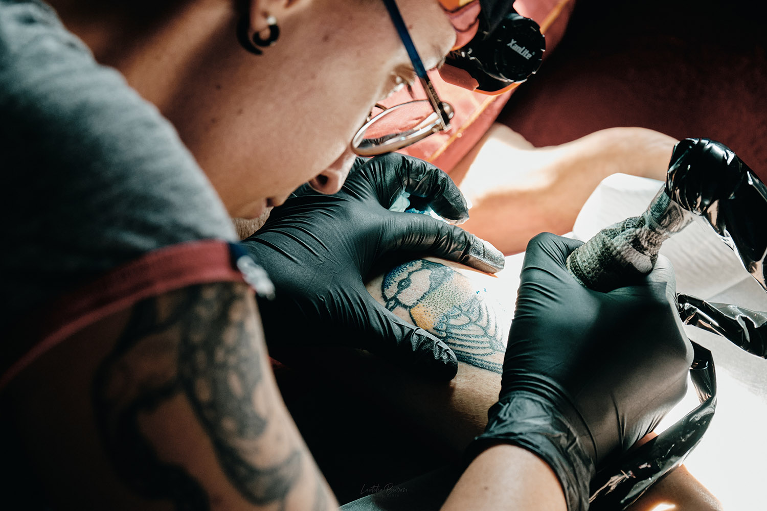 Birdiane Tattoo lors de la colorisation d’une messange